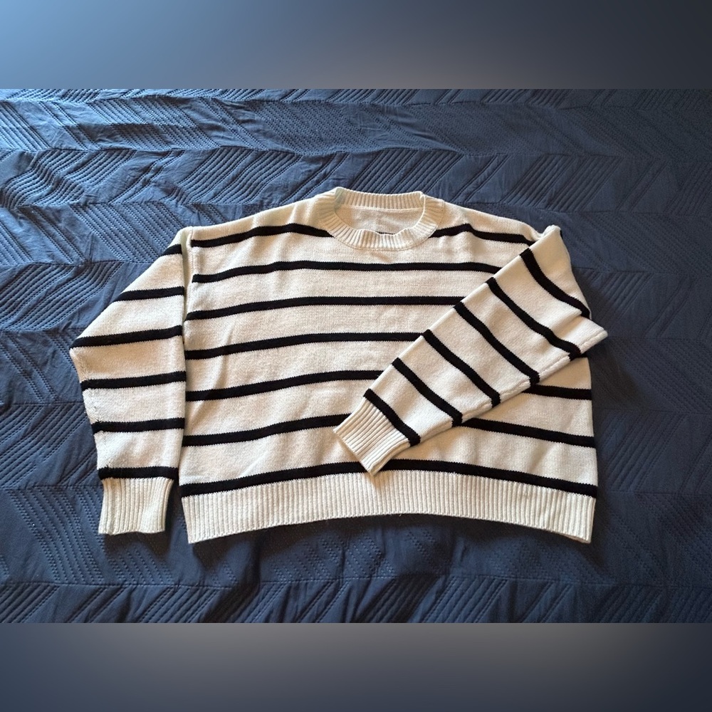 Women’s new cropped sweater size large. See pictures for the measurements.